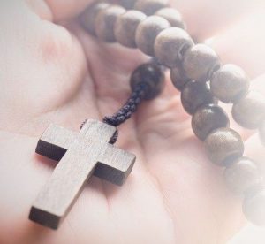 A oração do terço nos leva a Jesus