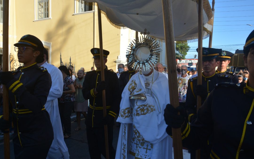 Fieis celebram Corpus Christi com adoração, missas e procissão