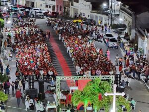 Celebração solene de Crisma reúne centenas de fiéis na Paróquia do Divino Espírito Santo