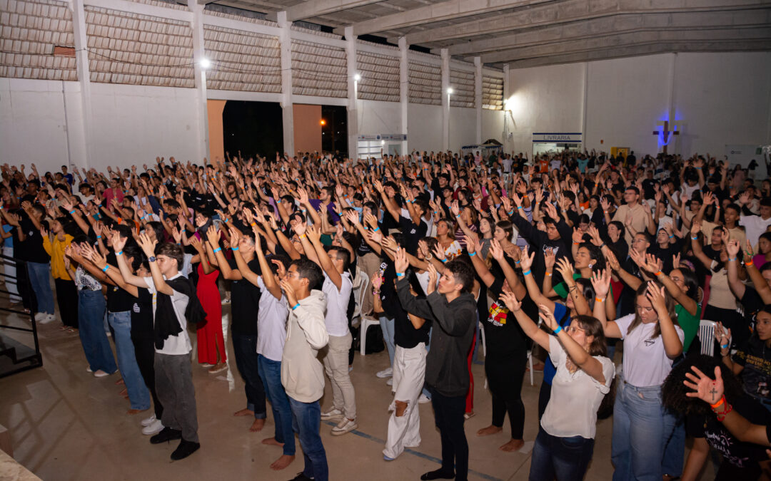 Vigília Jovem reúne mais de mil jovens na Comunidade Doce Mãe de Deus