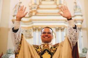 Catedral das Neves celebra ordenação presbiteral do Padre Vitor Duarte de França